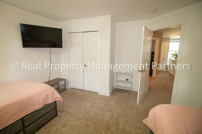 Building Photo - Spacious 3BR Townhome in Lowell | Nature Views & Maintenance-Free Living