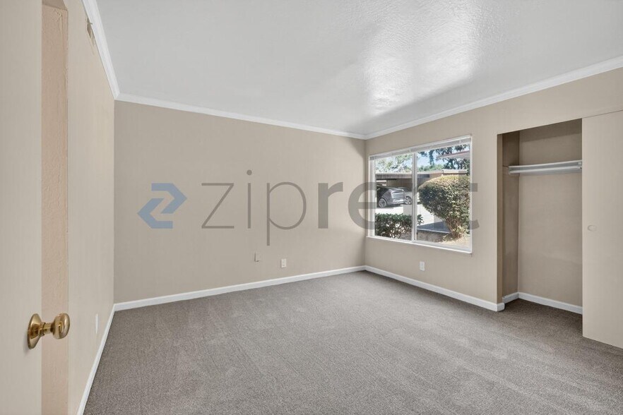 Building Photo - Unit H7