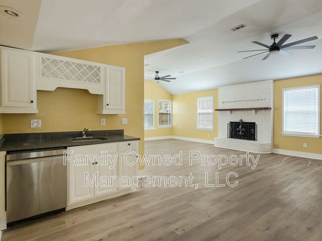 Building Photo - 23 Shadowmoss Pkwy