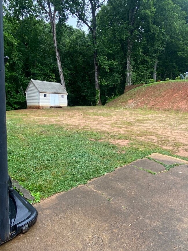 Building Photo - 3/2 home close to town