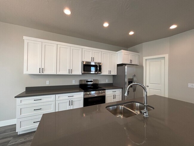 Building Photo - 4 BEDROOM SANDHOLLOW TOWNHOME FOR RENT!