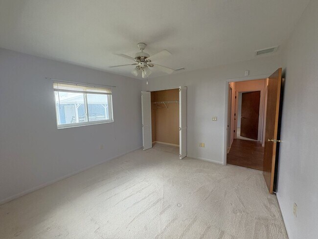 Building Photo - Spacious Florida Home Available Now!