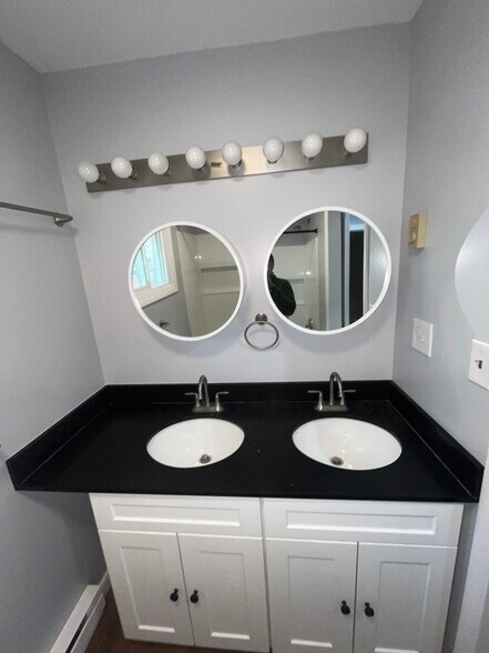 Main bath - 1010 Eisenhower Way