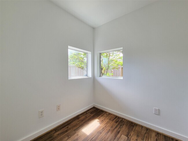 Building Photo - 2605 Calumet St