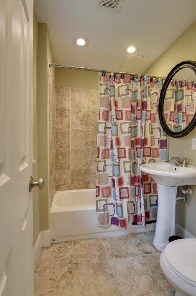 Building Photo - 711 University Ave SE