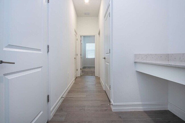 Building Photo - Spacious Like New 4-Bedroom Oasis with 3 Full Baths in Palmetto - Available NOW