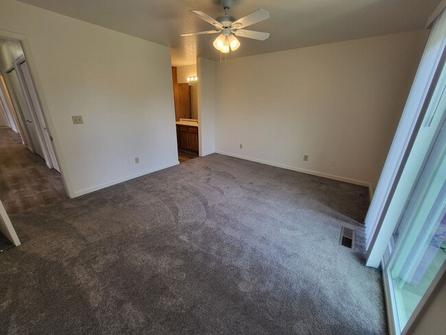 Building Photo - WAG0780>