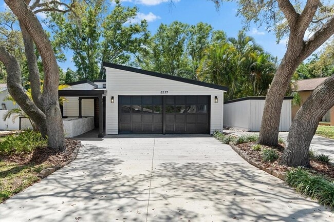 Building Photo - 2257 Lake Dr