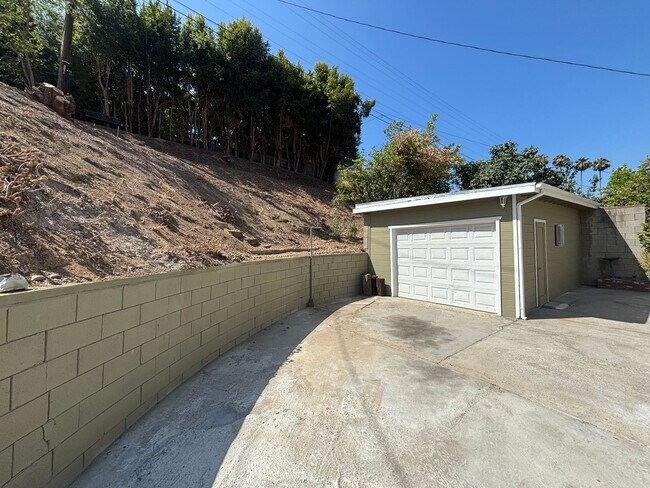 Building Photo - Beautiful 3-Bedroom Single-Story Home in Los Angeles!