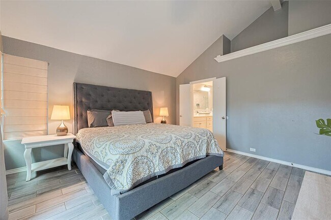 Building Photo - 8711 Pines Pl Dr