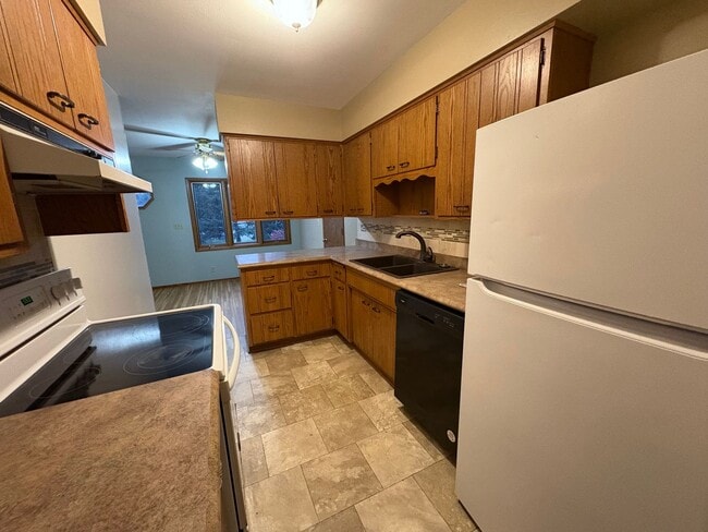 Building Photo - 3 Bed 2 Bath