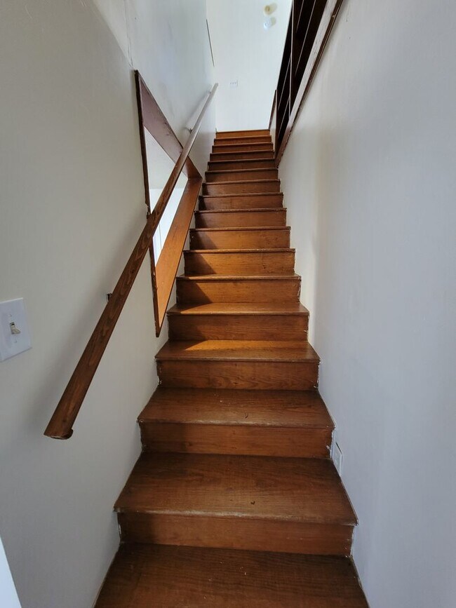 Building Photo - Wonderful spacious country home