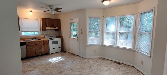 Building Photo - 3 bedroom home with fenced rear yard