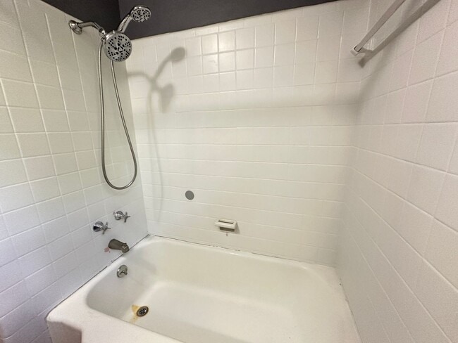 Building Photo - Spacious 2 Bedroom