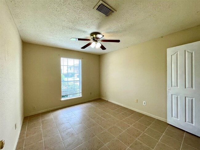 Building Photo - 6310 Star Lake Dr