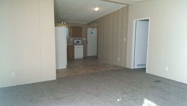 Building Photo - 3 Bed 2 Bath w/ HUGE screen porch on partially FENCED 1/3 Acre!