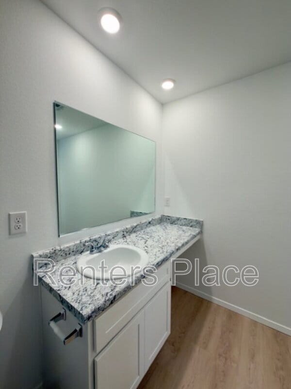 Building Photo - 1111 Raven Dr