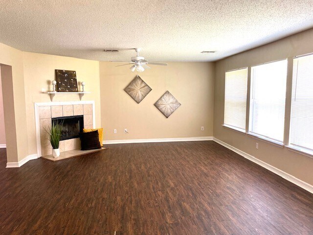 Building Photo - Huge home features 4 bedrooms & 2.5 baths for Rent!