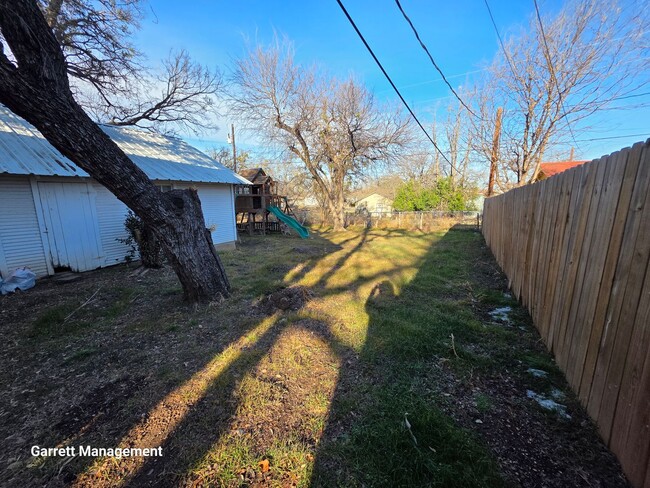 Building Photo - 2/1 House in Lampasas