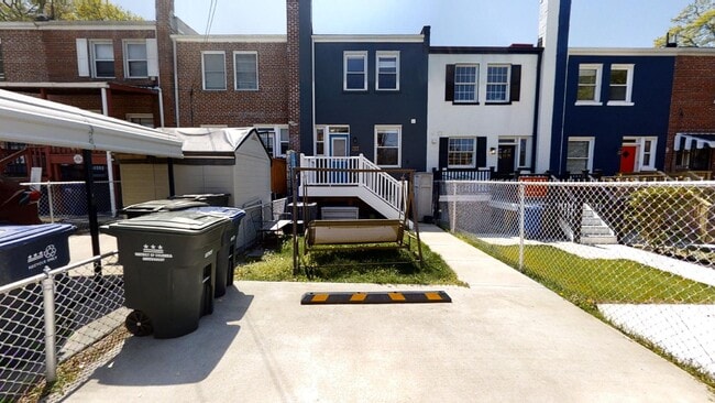 Building Photo - 12 Hawaii Ave NE