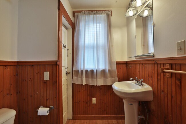 Building Photo - Large 4 Bedroom North Campus Townhouse - 1st house from High Street