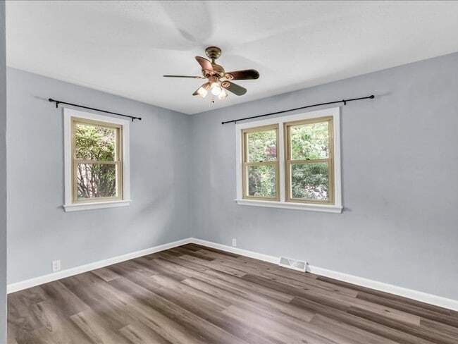 Building Photo - 615 Breen Dr