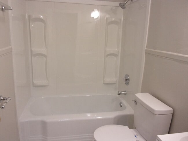 Building Photo - Renovated 2 Bedroom 1 1/2 Bath Townhome - ...