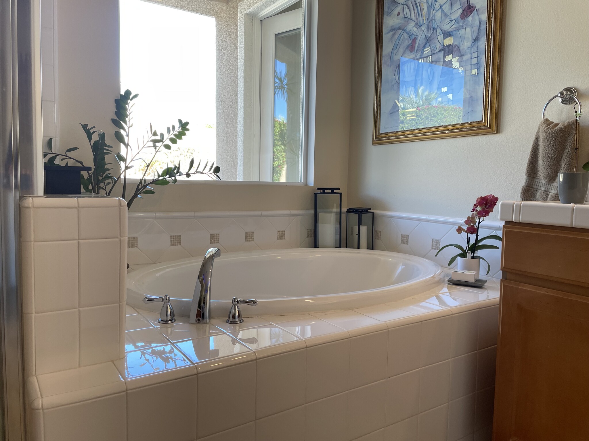 Soaking Tub in Master Bath with In-Ceiling Speakers - 18 Vista Mirage Way