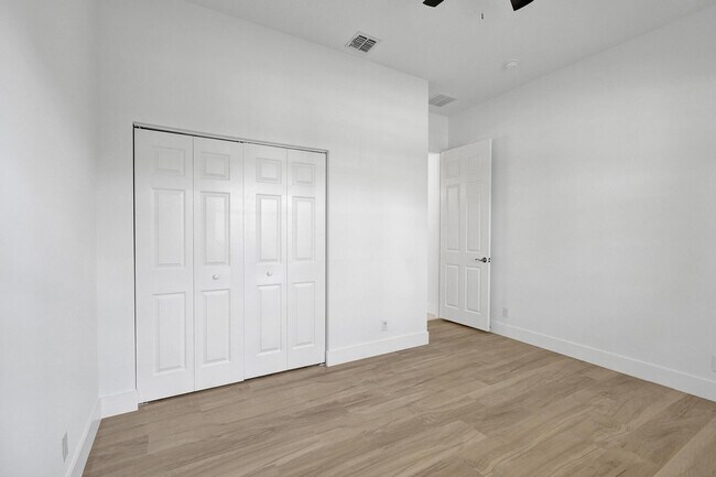 Building Photo - 118 NW Pleasant Grove Way