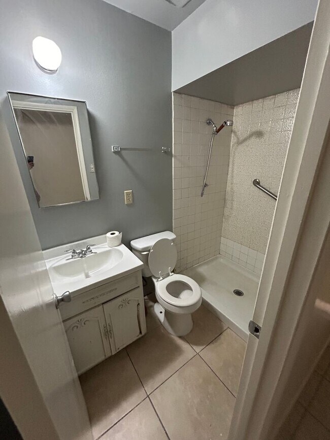 Building Photo - Spacious 4 bedroom, 2 bathroom home locate...