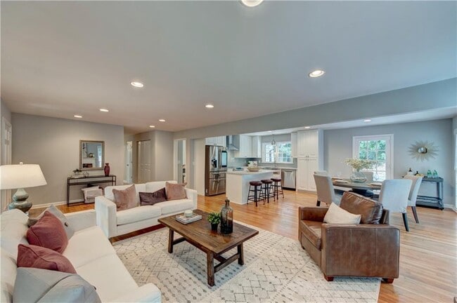 Building Photo - 4540 Club Valley Dr NE