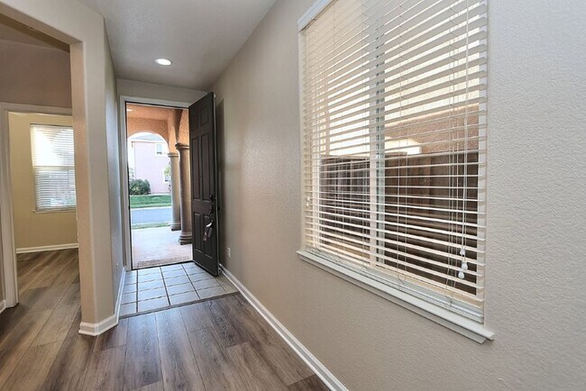 Building Photo - Beautiful 4 Bed 3 full bath Natomas Home!!