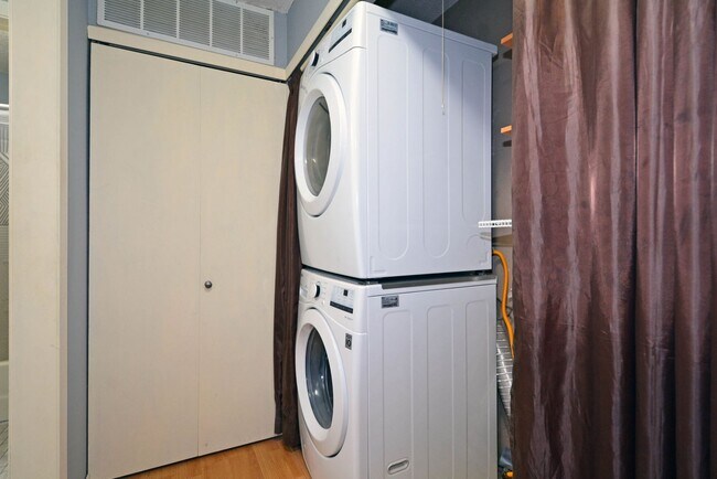 Building Photo - Beautiful 2-Bed 1-Bath Condo in Bloomington - Available Now!