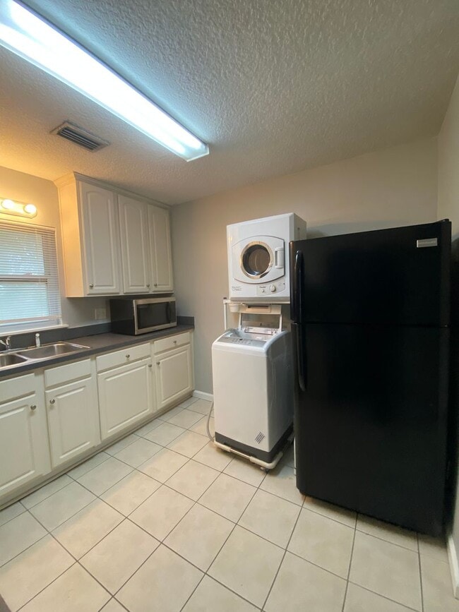 Building Photo - Beautiful 2/1B all tiled 2nd floor condo i...