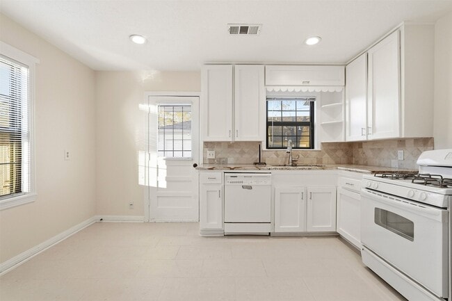 Building Photo - 3521 Burgundy Ln