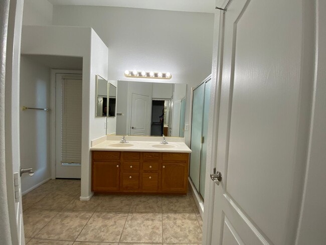 Building Photo - Enjoy Golf Course Living: Refreshed 4-Bedr...