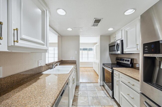 Building Photo - 8978 Chatsworth Dr