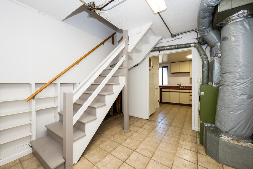 Building Photo - 615 18th Ave