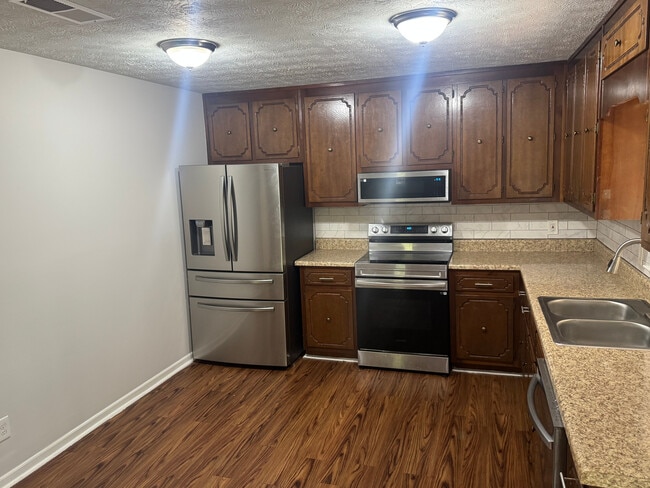 Building Photo - Room in House on Willowbrook Dr