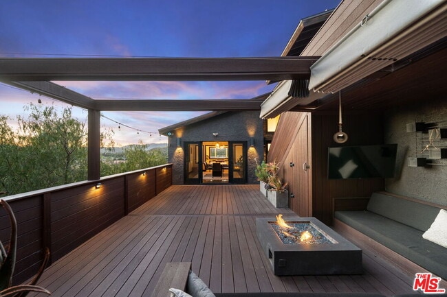 Building Photo - 28207 Laura La Plante Dr