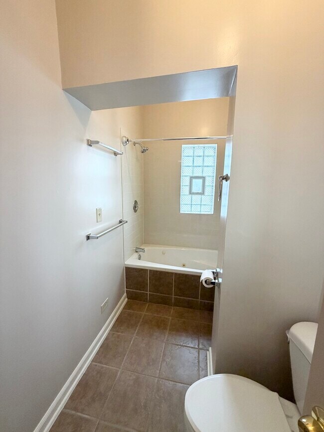 Building Photo - 1521 E 65th St