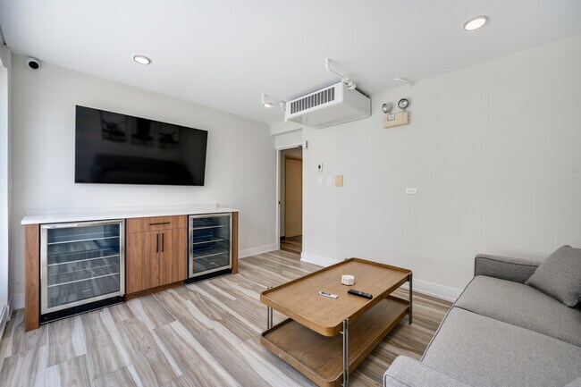 Building Photo - 227 E Walton Pl