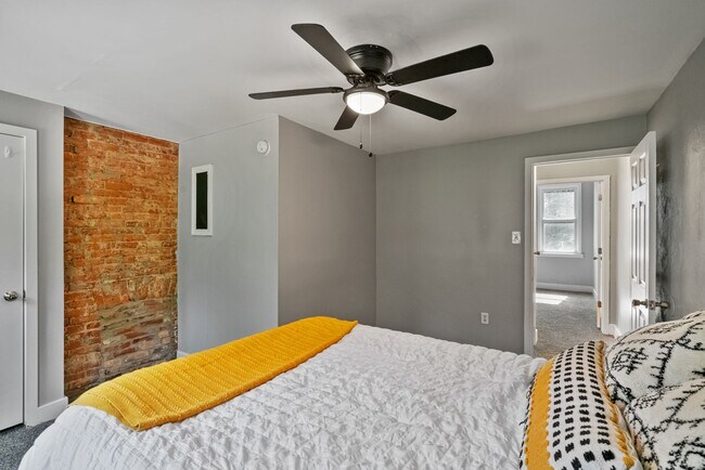 Building Photo - 3 Bedroom House in Southside - Off Street Parking and Central Air