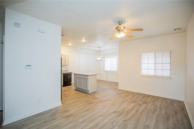 Building Photo - 786 W Breeze Cove