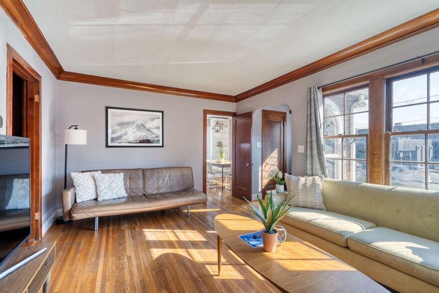 Building Photo - 3565 NE Broadway