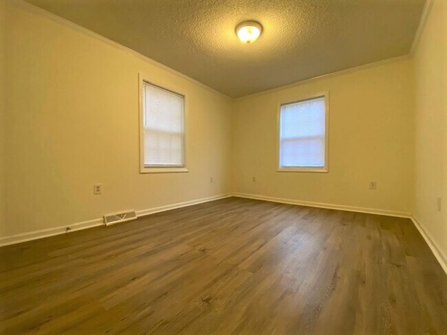 Building Photo - 1/2 MONTH OFF * 2-Bed 1 bath | 5 Minutes to Downtown)