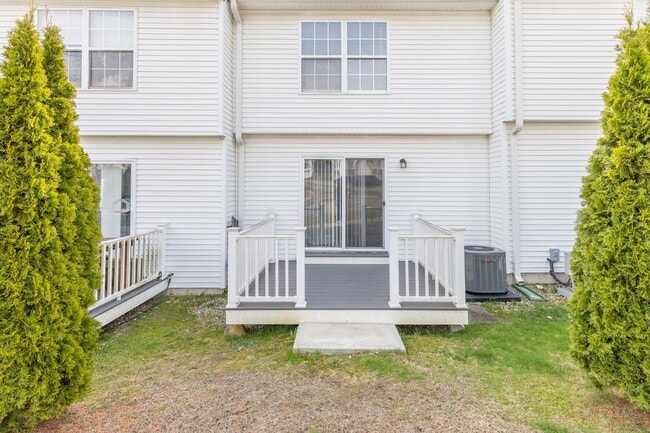 Building Photo - Multi Level Updated 2 Bedroom Condo