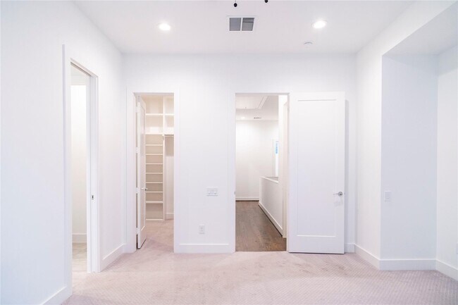 Building Photo - 5869 E Post Oak Ln