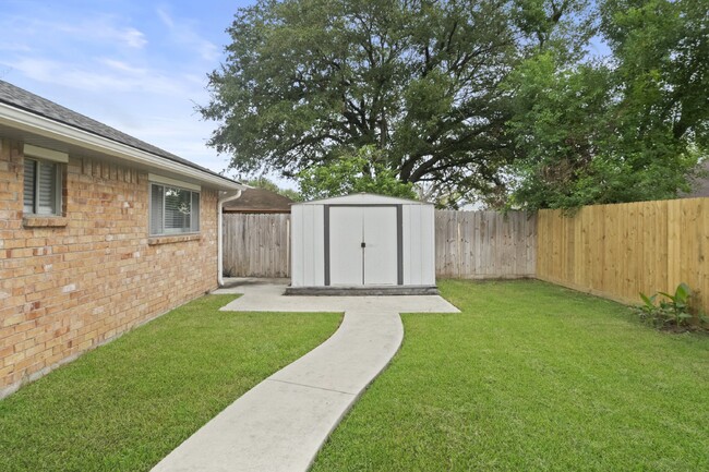 Building Photo - Charming 3-Bed, 2-Bath Gem with 1,630 Sq F...