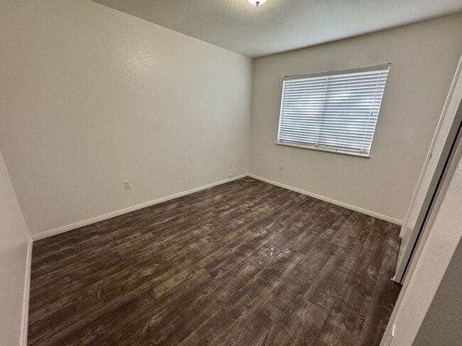 Building Photo - GRA916